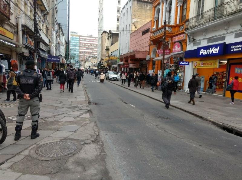 Opera&ccedil;&atilde;o da BM afasta ambulantes no Centro de Porto Alegre 