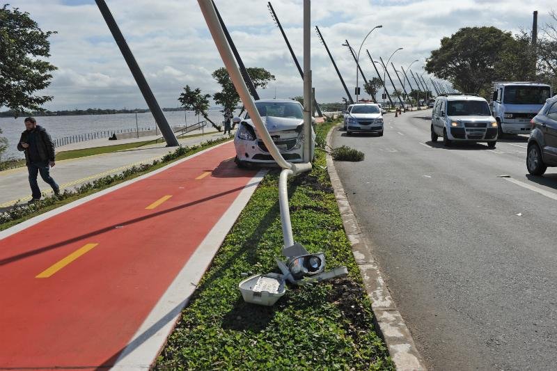 Motorista perde controle de carro e colide contra poste na Orla do Gua&iacute;b