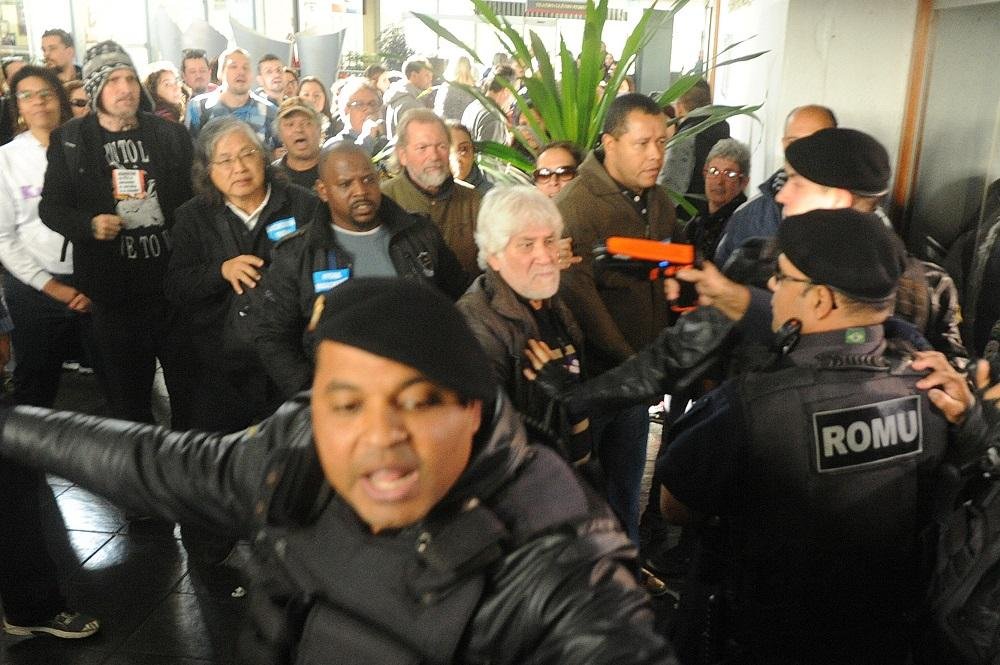 Servidores tentaram for&ccedil;ar entrada no plen&aacute;rio da C&acirc;mara dos Vereadores 