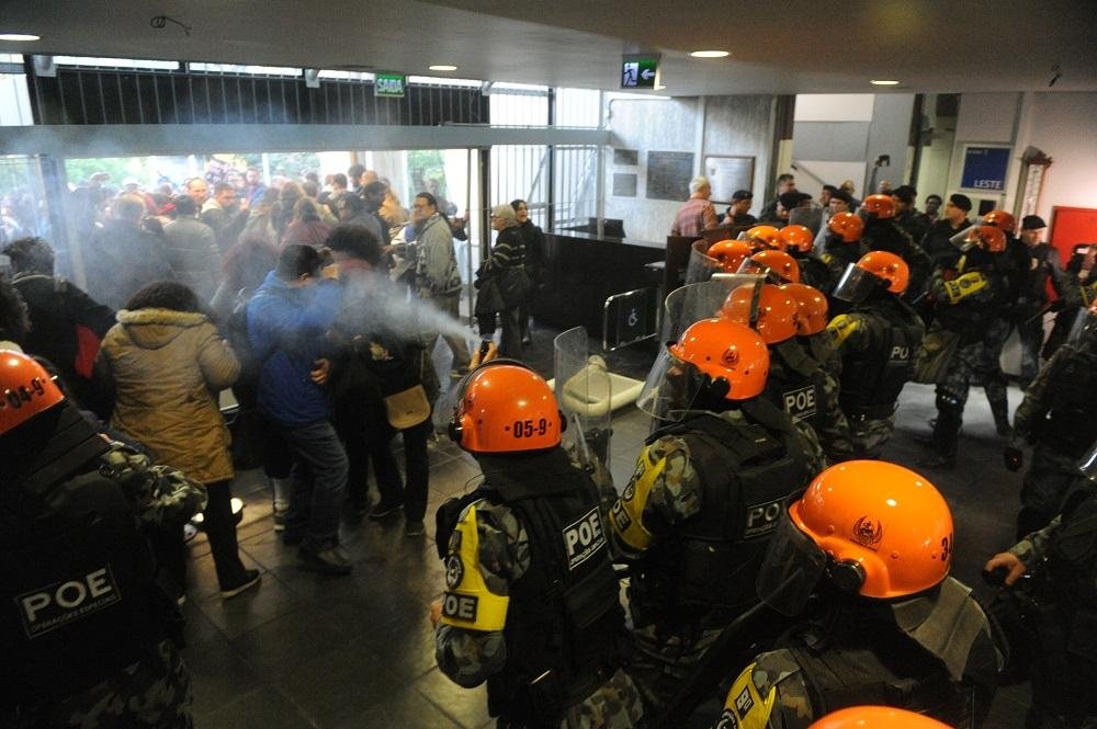 Brigada Militar lan&ccedil;ou bomba de g&aacute;s lacrimog&ecirc;neo contra manifestantes na C&acirc;mara de Vereadores