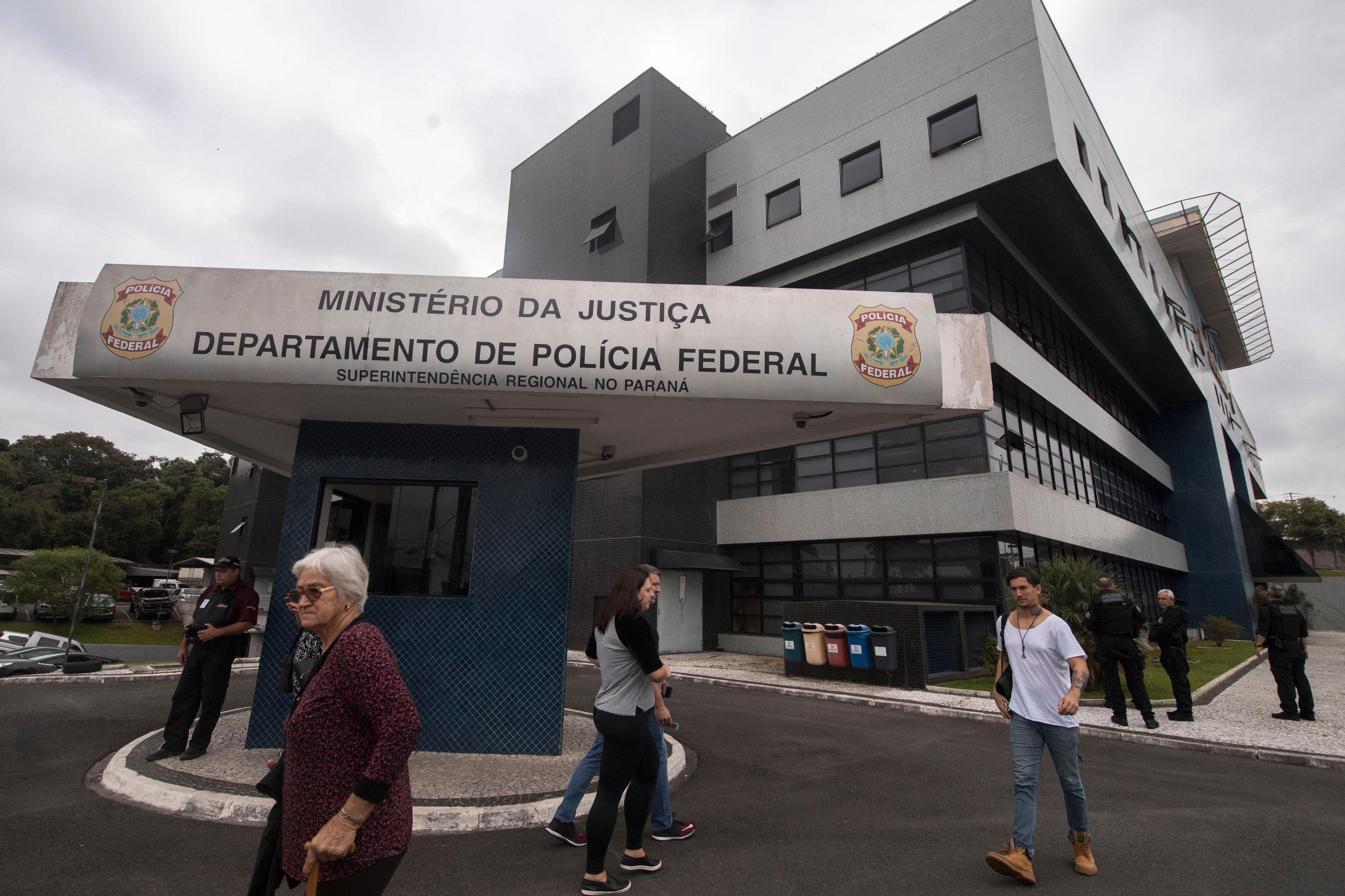 Carolina Lebbos alega que legisla&ccedil;&atilde;o n&atilde;o prev&ecirc; direito a presos e que ex-presidente est&aacute; na Ficha Limpa