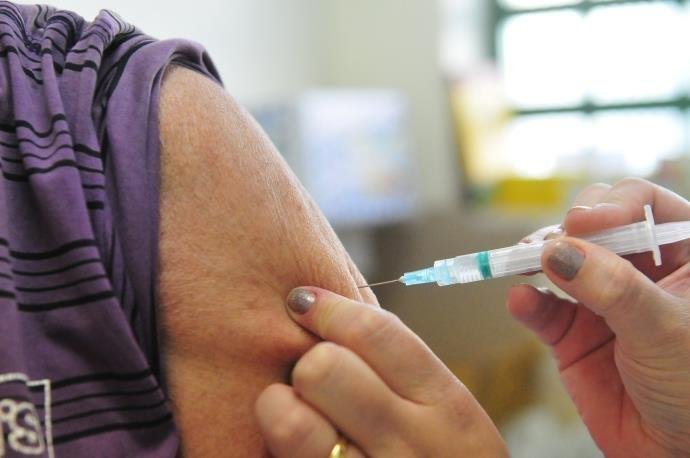 &Uacute;ltimo boletim epidemiol&oacute;gico aponta que 50,4 milh&otilde;es de pessoas foram imunizadas