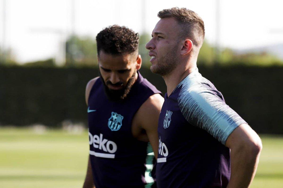 Arthur falou sobre compara&ccedil;&atilde;o com Xavi e Iniesta