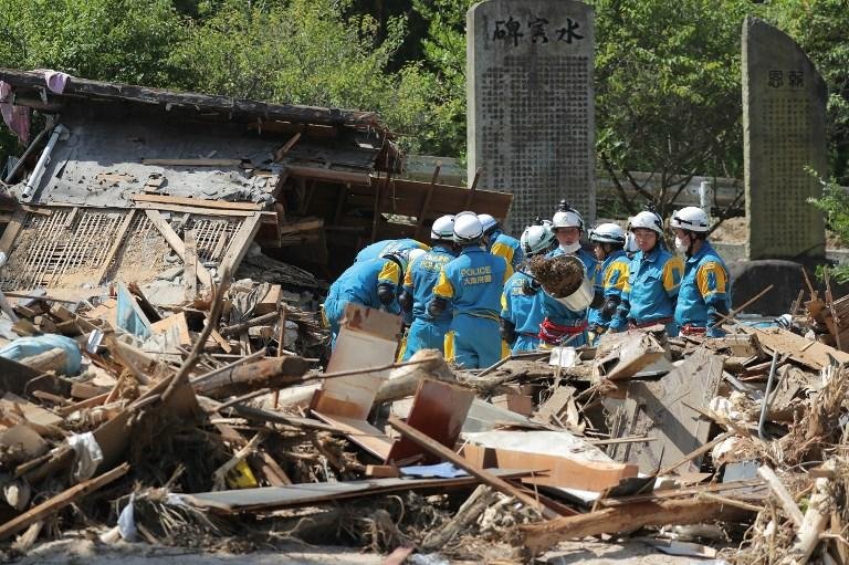 Primeiro-ministro japon&ecirc;s visita v&iacute;timas do desastre provocado pelas chuvas