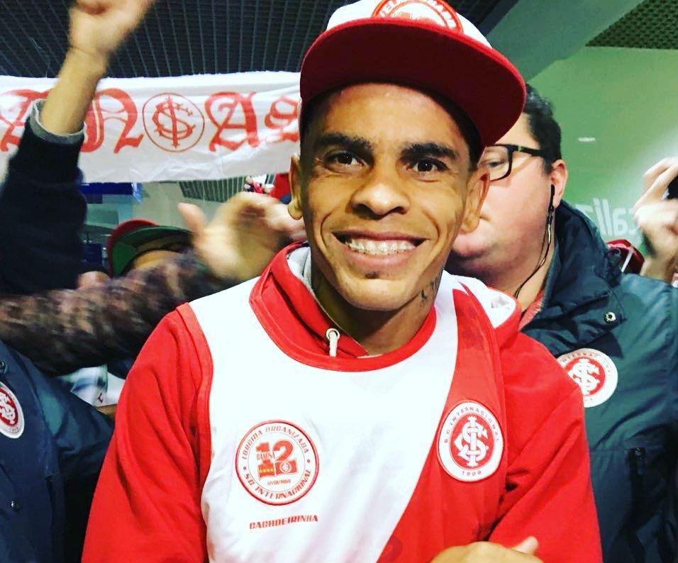 Centroavante Jonatan &Aacute;lvez pousou para fotos com o uniforme da torcida Camisa 12