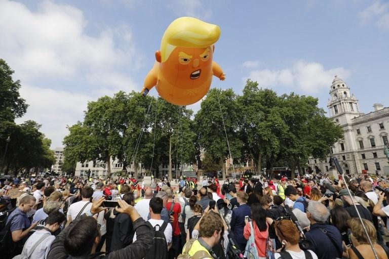Imagem do dia foi o grande bal&atilde;o representando presidente dos EUA como um beb&ecirc; de fraldas