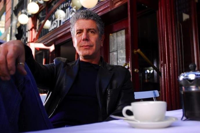 Personalidades assinam carta p&uacute;blica em defesa de ex-namorada de Anthony Bourdain 
