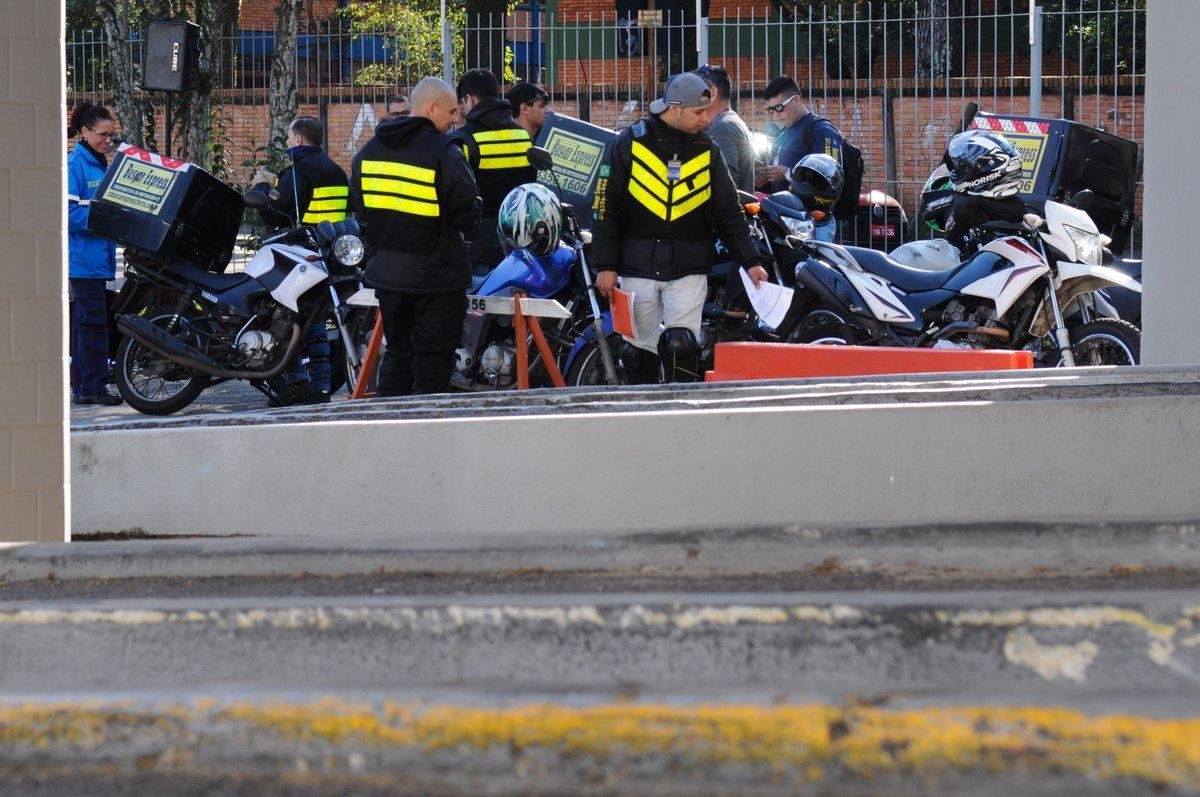 Cruzamentos com mais riscos ter&atilde;o &aacute;rea para motociclistas se posicionarem &agrave; frente dos carros