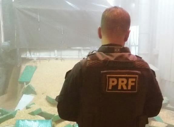 PRF encontrou uma tonelada e meia de maconha escondida na carga de uma carreta