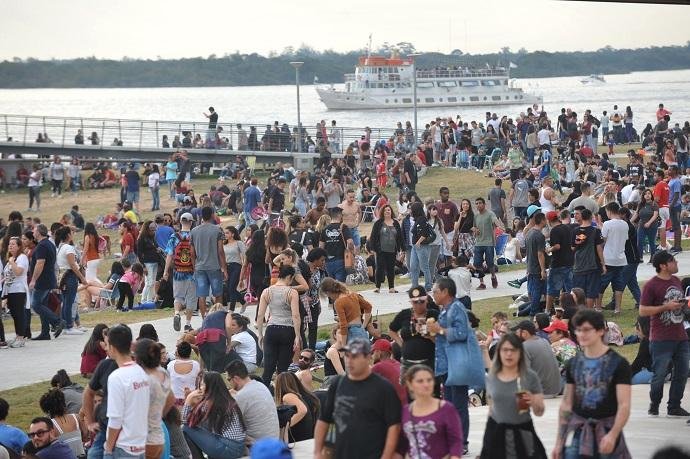 Porto-alegrenses aproveitaram calor na Orla do Gua&iacute;ba