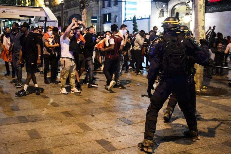 Comemora&ccedil;&atilde;o do t&iacute;tulo teve confus&atilde;o em Paris