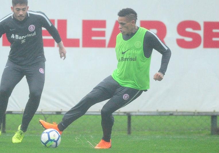 Centroavante Jonatan &Aacute;lvez promete empenho para disputar vaga entre os titulares