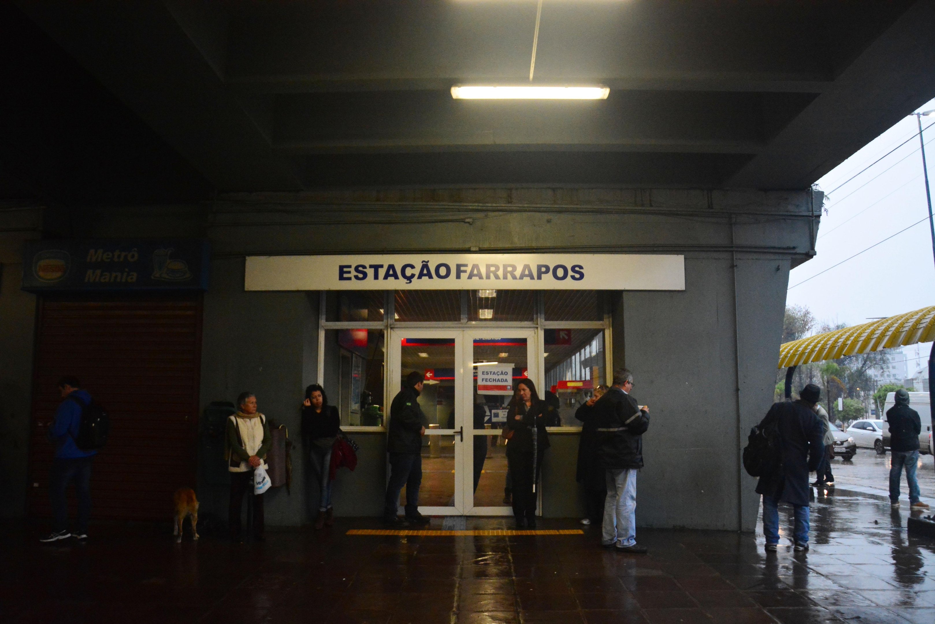 Esta&ccedil;&otilde;es ficaram fechadas por quase cinco horas
