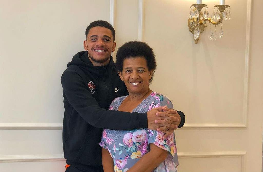 Taison contou que m&atilde;e passa bem, apesar de ainda assustada