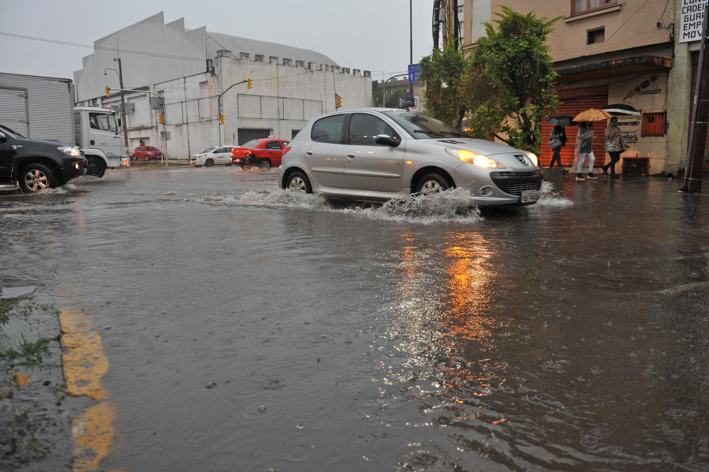 No auge da chuva na ter&ccedil;a-feira, 15 sem&aacute;foros chegaram a ficar fora de opera&ccedil;&atilde;o