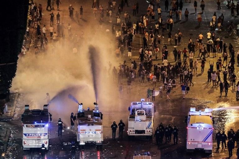 Quase 300 pessoas s&atilde;o detidas na Fran&ccedil;a por incidentes na celebra&ccedil;&atilde;o da Copa
