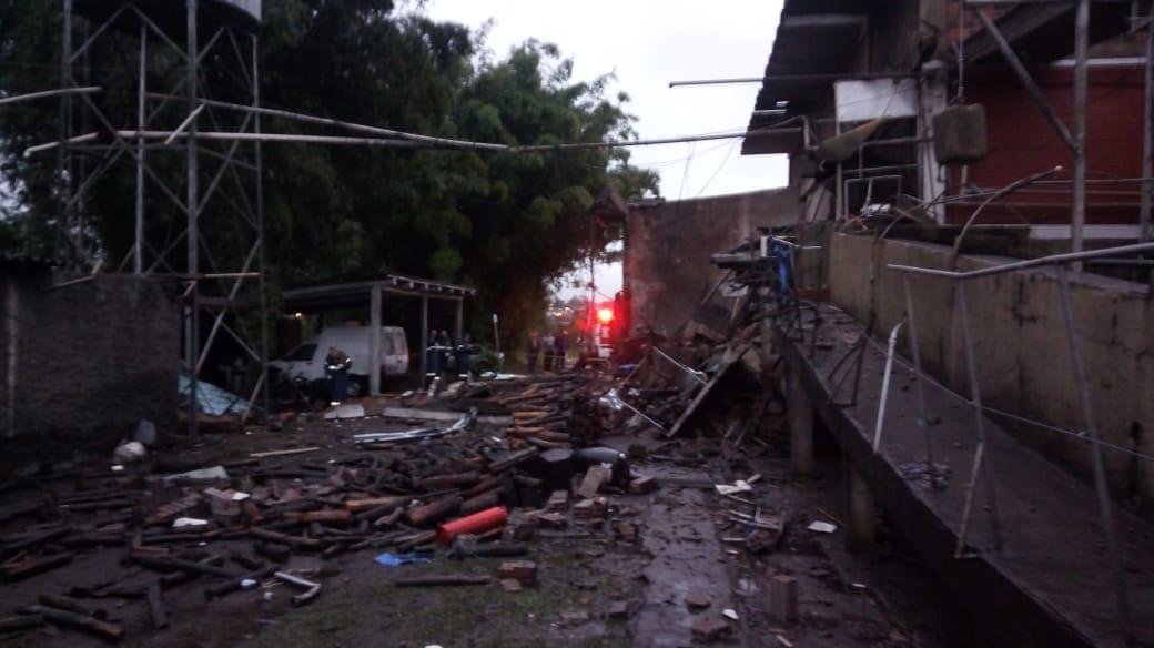Explos&atilde;o de caldeira matou duas pessoas e deixou quatro feridas