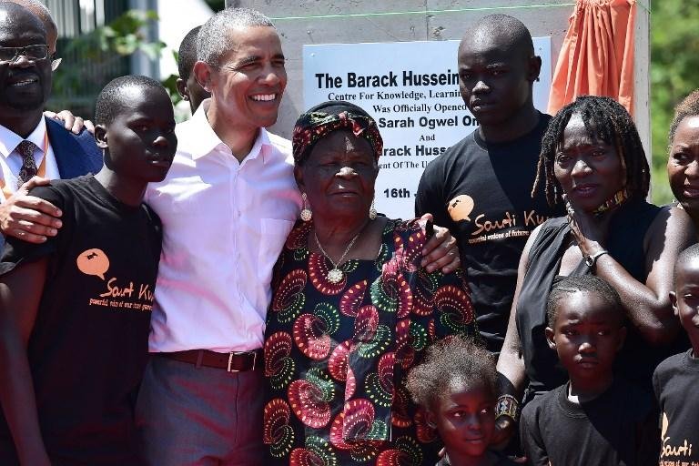 Obama visita fam&iacute;lia e inaugura centro para jovens no Qu&ecirc;nia