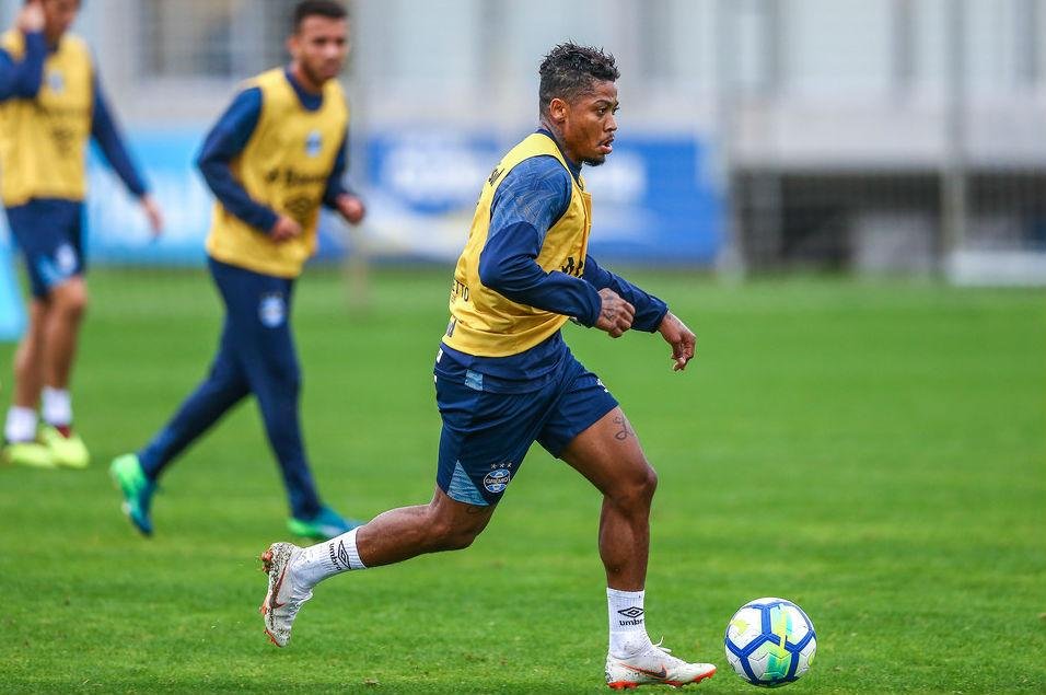 Gr&ecirc;mio depende de clube e federa&ccedil;&atilde;o chinesa para ter Marinho na quarta-feira