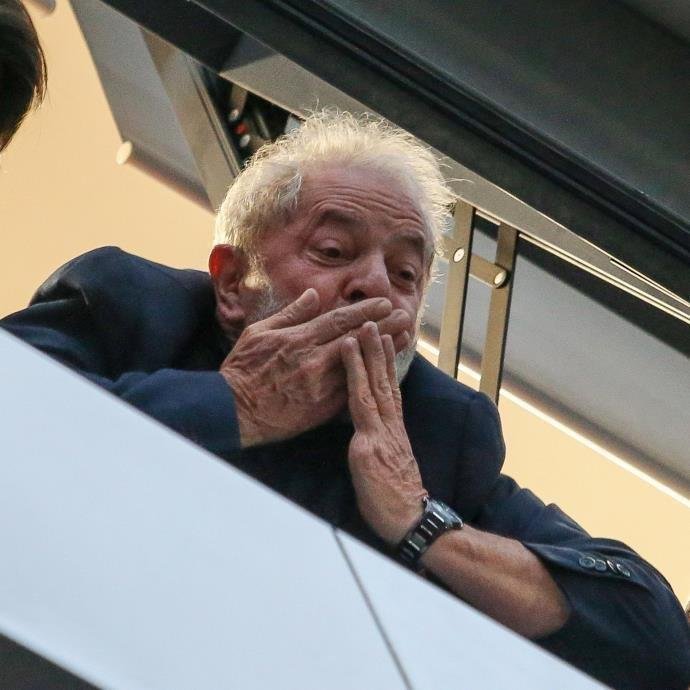 Ex-presidente est&aacute; preso h&aacute; mais de 100 dias