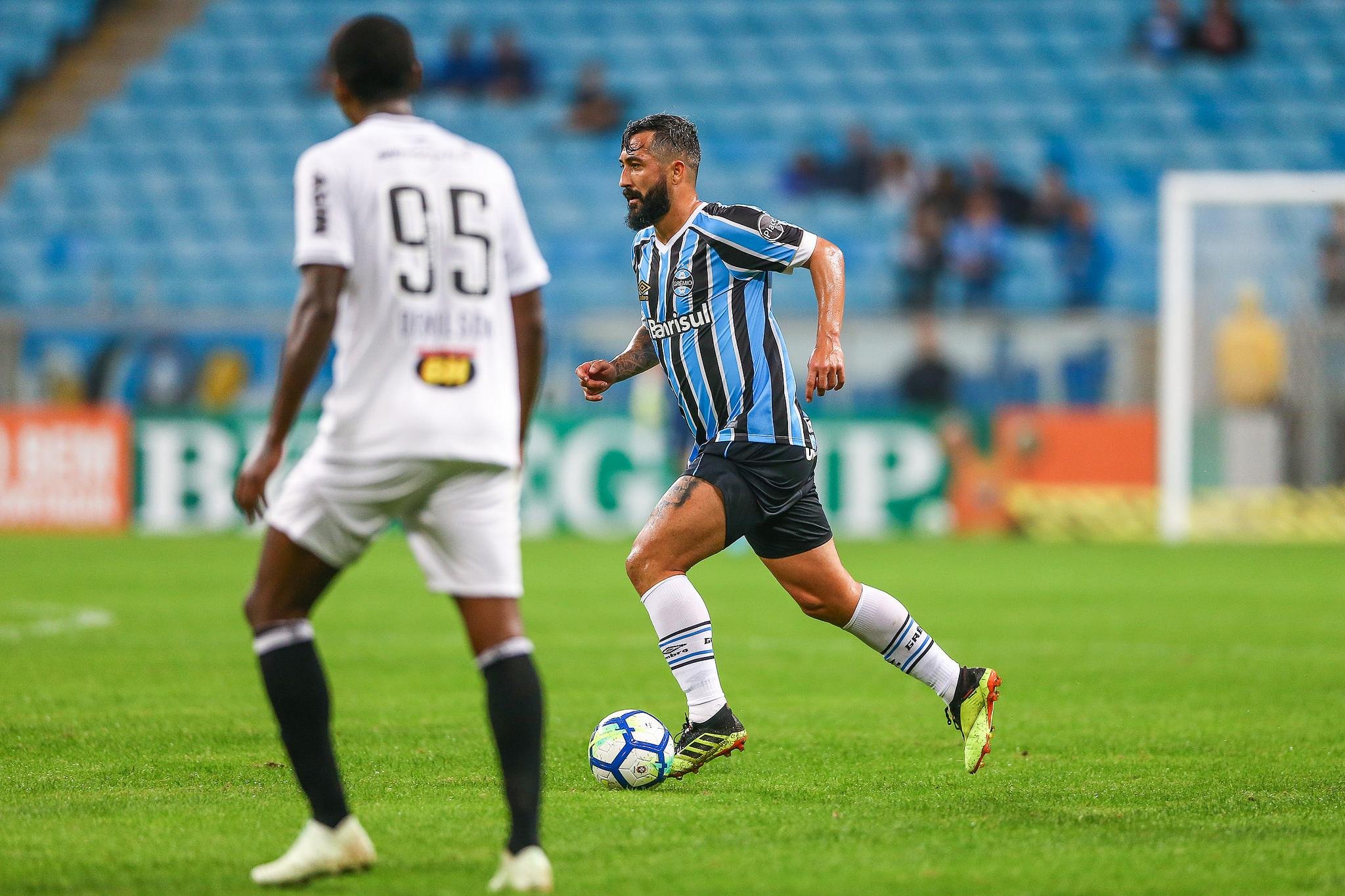 Douglas passou cerca de um ano meio parado por causa de les&otilde;es no joelho