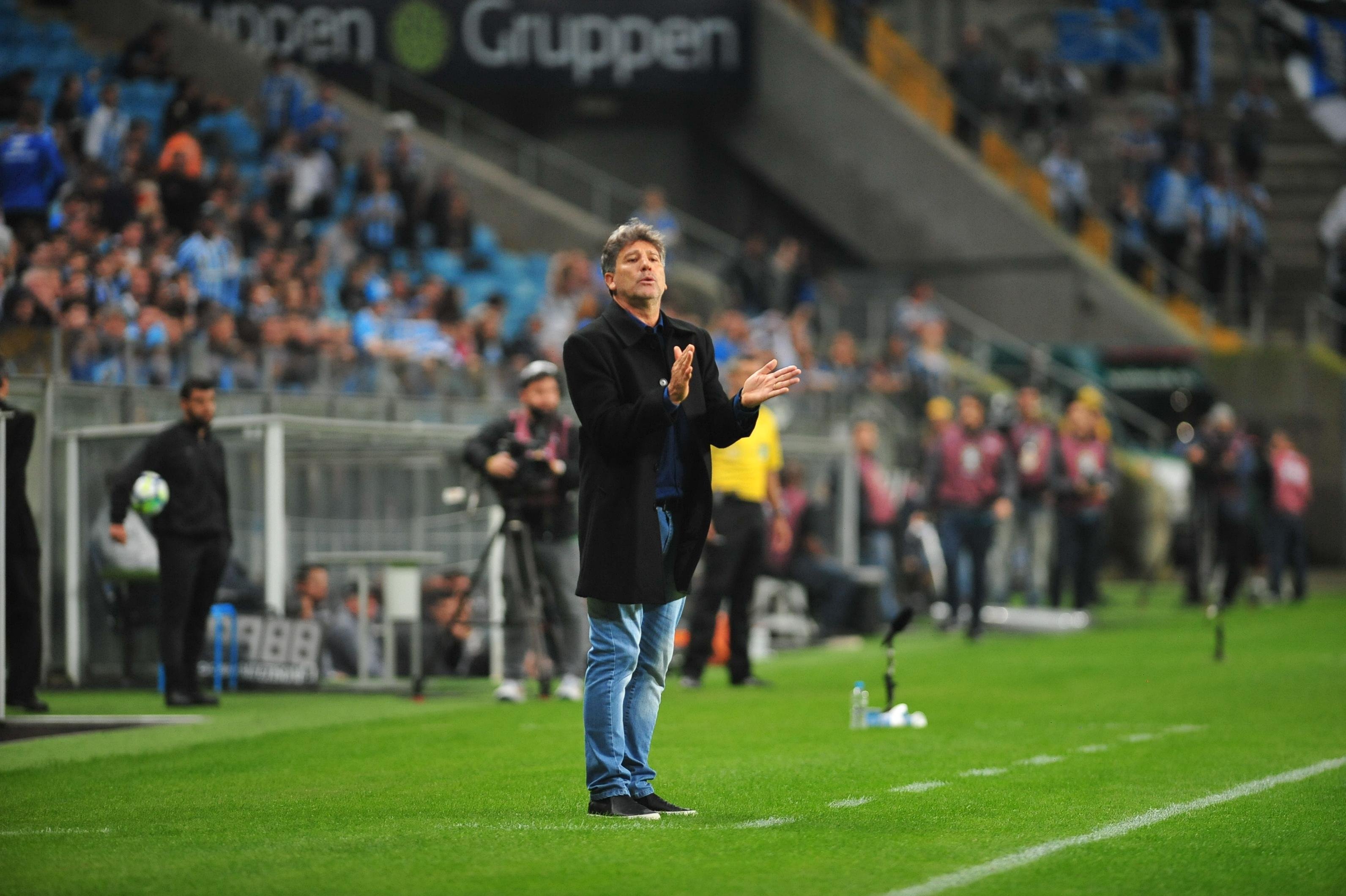 T&eacute;cnico destacou qualidade do futebol, mas pediu gramado melhor na Arena, apesar da reforma