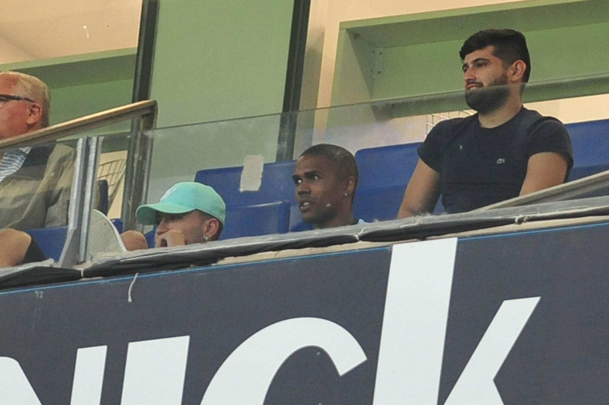 Douglas Costa assistiu Gr&ecirc;mio x Atl&eacute;tico-MG nos camarotes da Arena