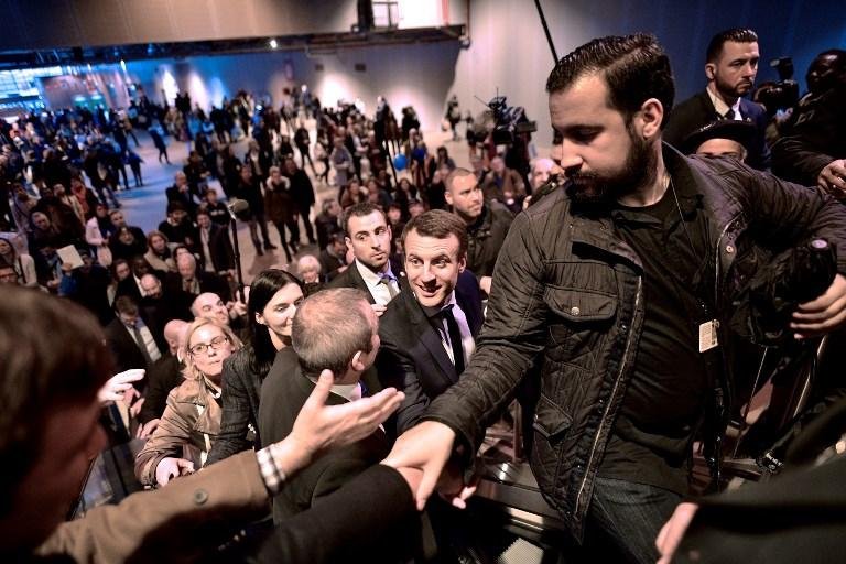 MP abre investiga&ccedil;&atilde;o sobre colaborador de Macron por agredir manifestante