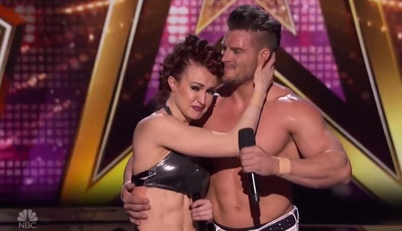Performance de trapezistas d&aacute; errado e mulher despenca em "America&acute;S Got Talent"