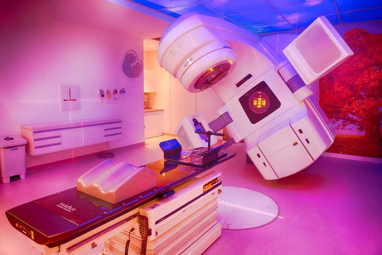 Aparelho onde a t&eacute;cnica de radioterapia &eacute; realizada no Hospital M&atilde;e de Deus