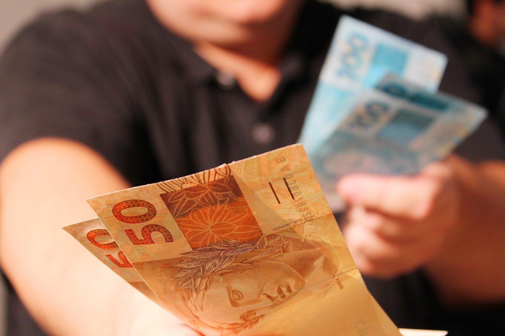 Primeira parcela do abono anual corresponder&aacute; a at&eacute; 50% do valor do benef&iacute;cio