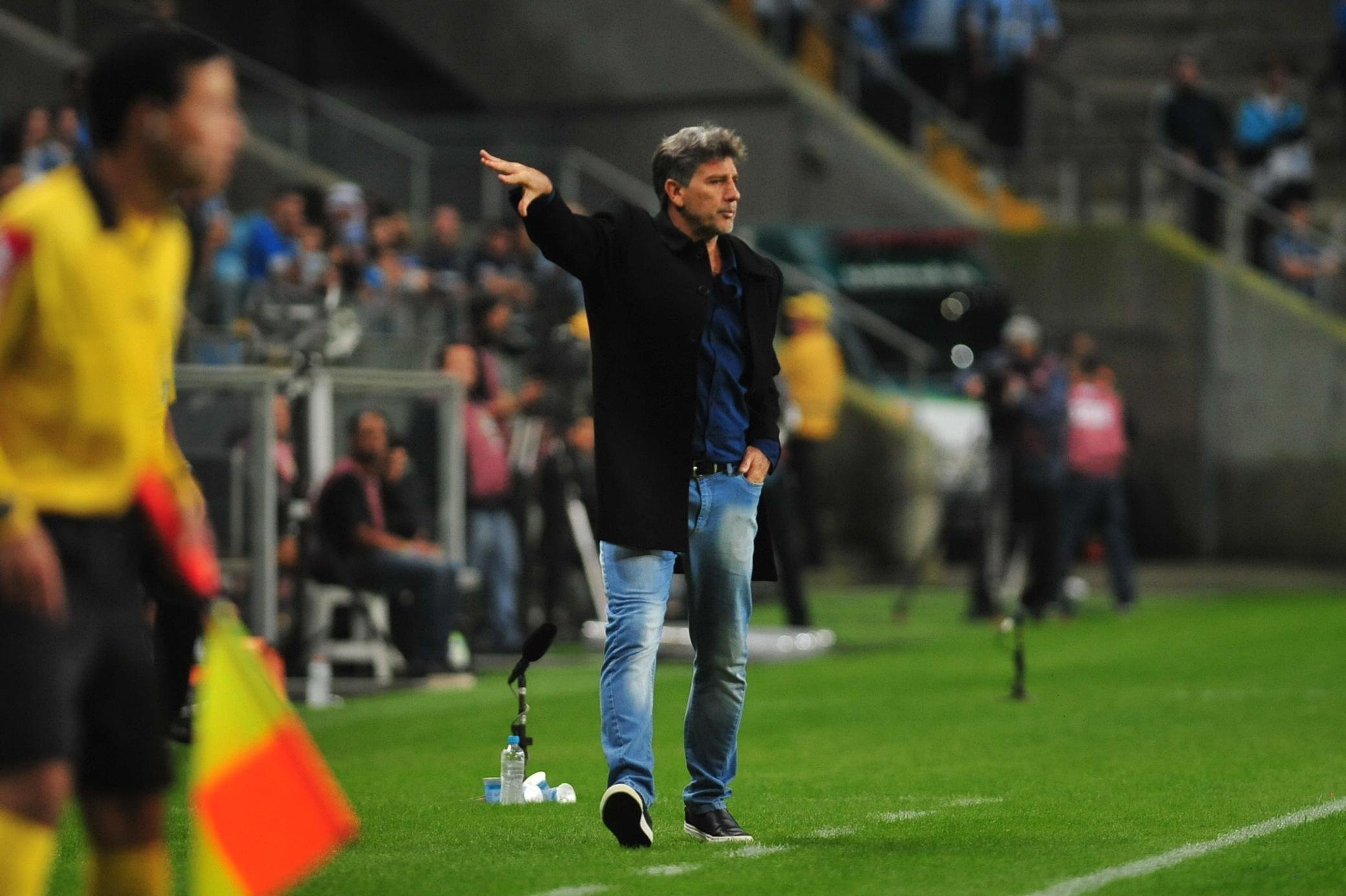 T&eacute;cnico cita erros "dos melhores do mundo" e afirma que Gr&ecirc;mio n&atilde;o comete essas falhas