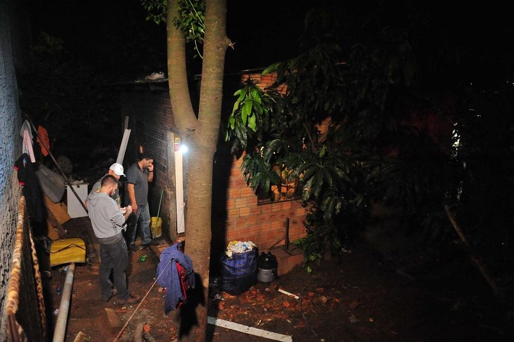 Testemunhas relataram que casa foi alvo de rajadas de balas provenientes de um t&aacute;xi