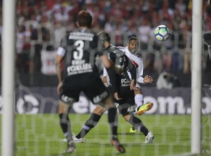 S&atilde;o Paulo conta com falha de C&aacute;ssio, faz 3 e atropela o Corinthians no Morumbi