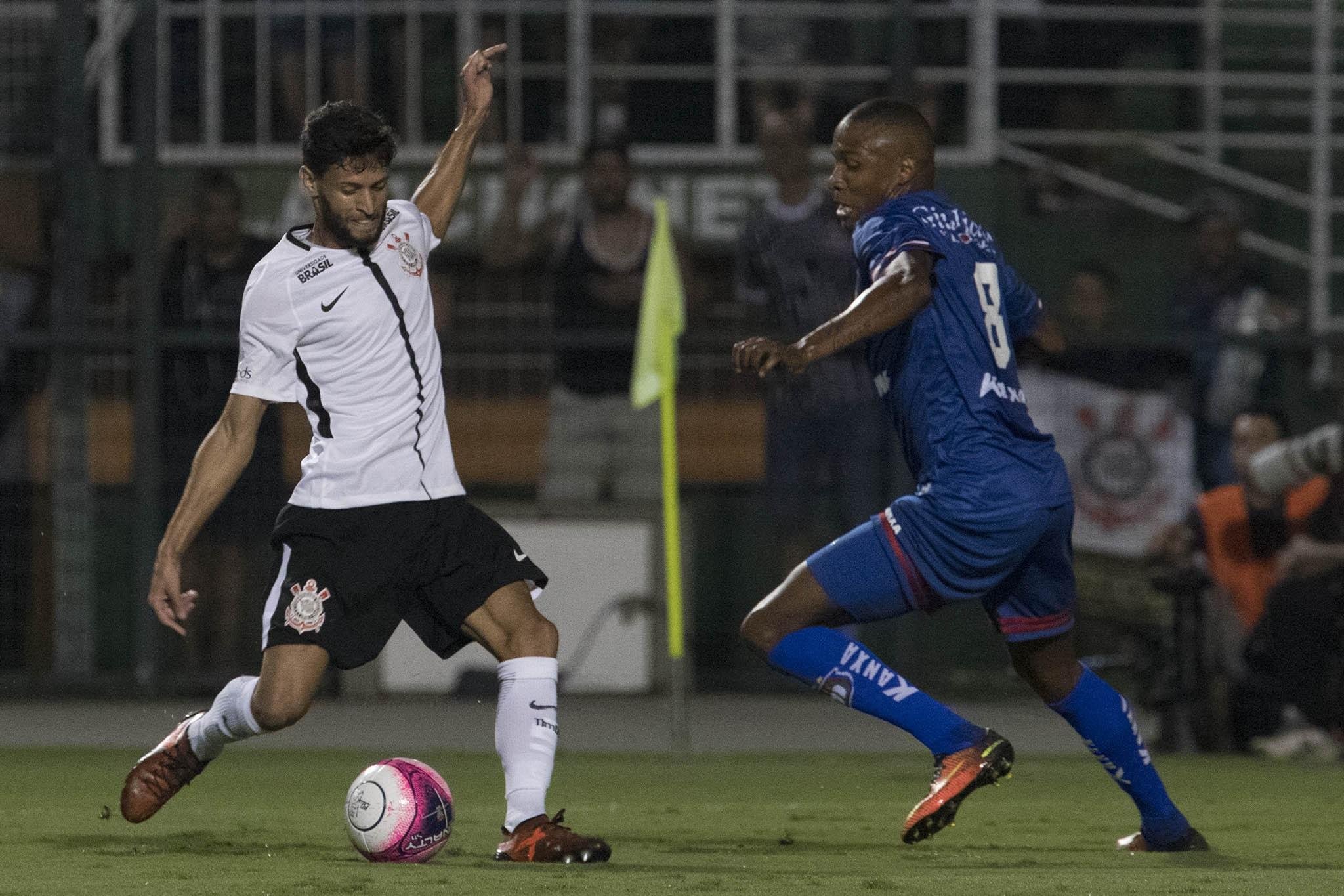 Juninho Capixaba disputar&aacute; com o titular Cortez e o reserva Marcelo Oliveira a vaga na lateral esquerda