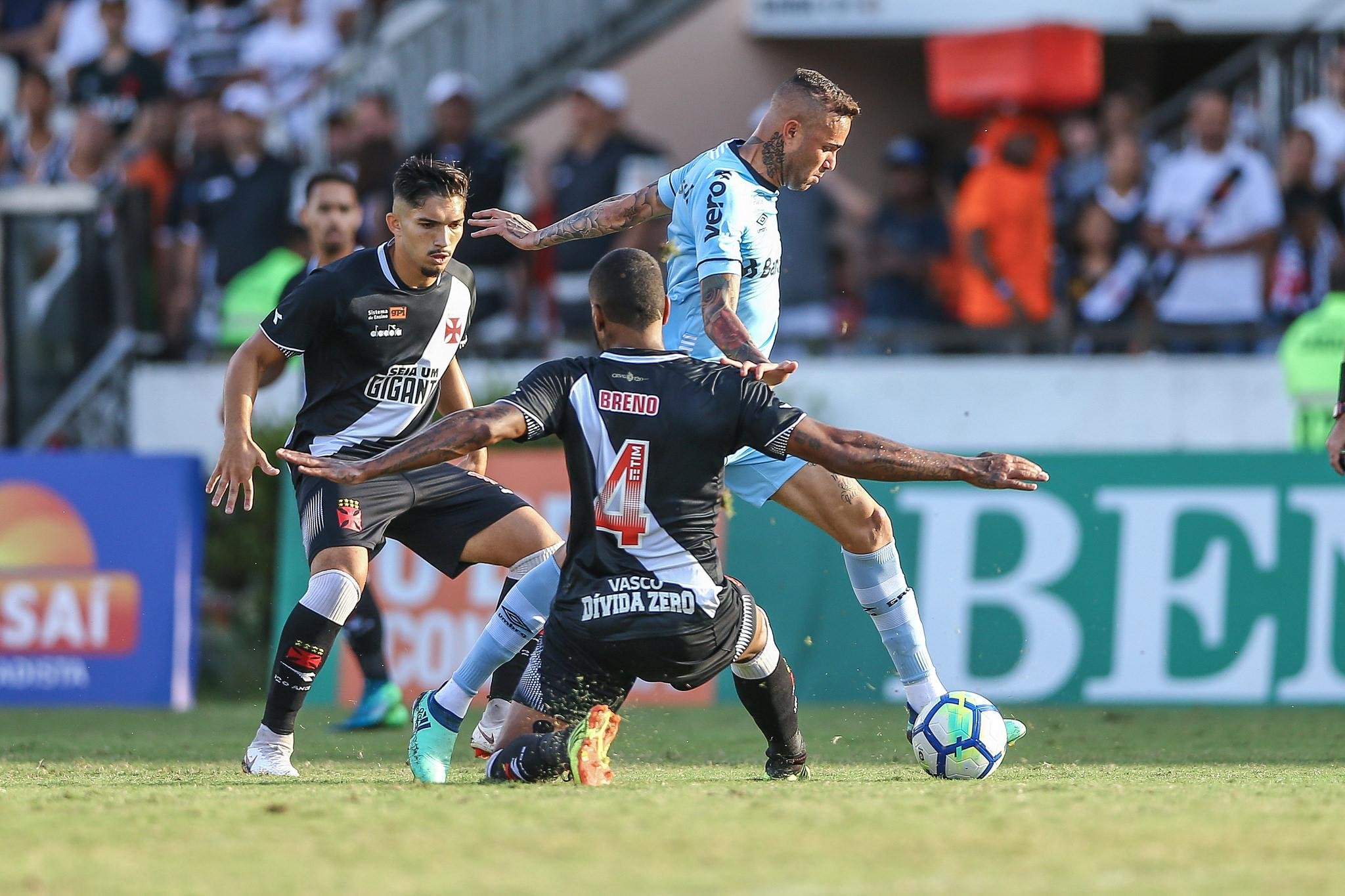 Gr&ecirc;mio sofreu gol aos dois minutos e n&atilde;o conseguiu furar bloqueio defensivo do Vasco da Gama