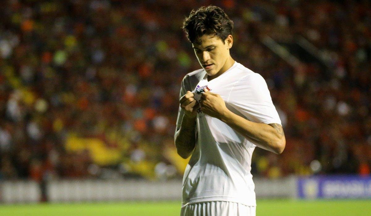 Pedro, duas vezes, marcou os gols do tricolor carioca e assumiu a artilharia do Brasileir&atilde;o