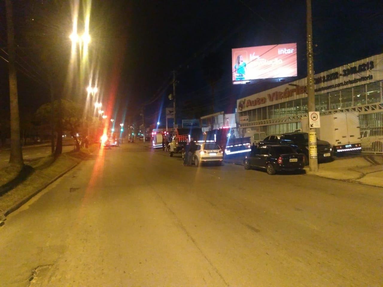 Inc&ecirc;ndio consumiu pr&eacute;dio de revenda de ve&iacute;culos