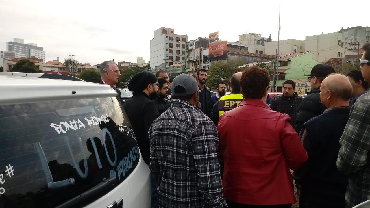 Motoristas de aplicativo fazem carreata em homenagem ao colega morto