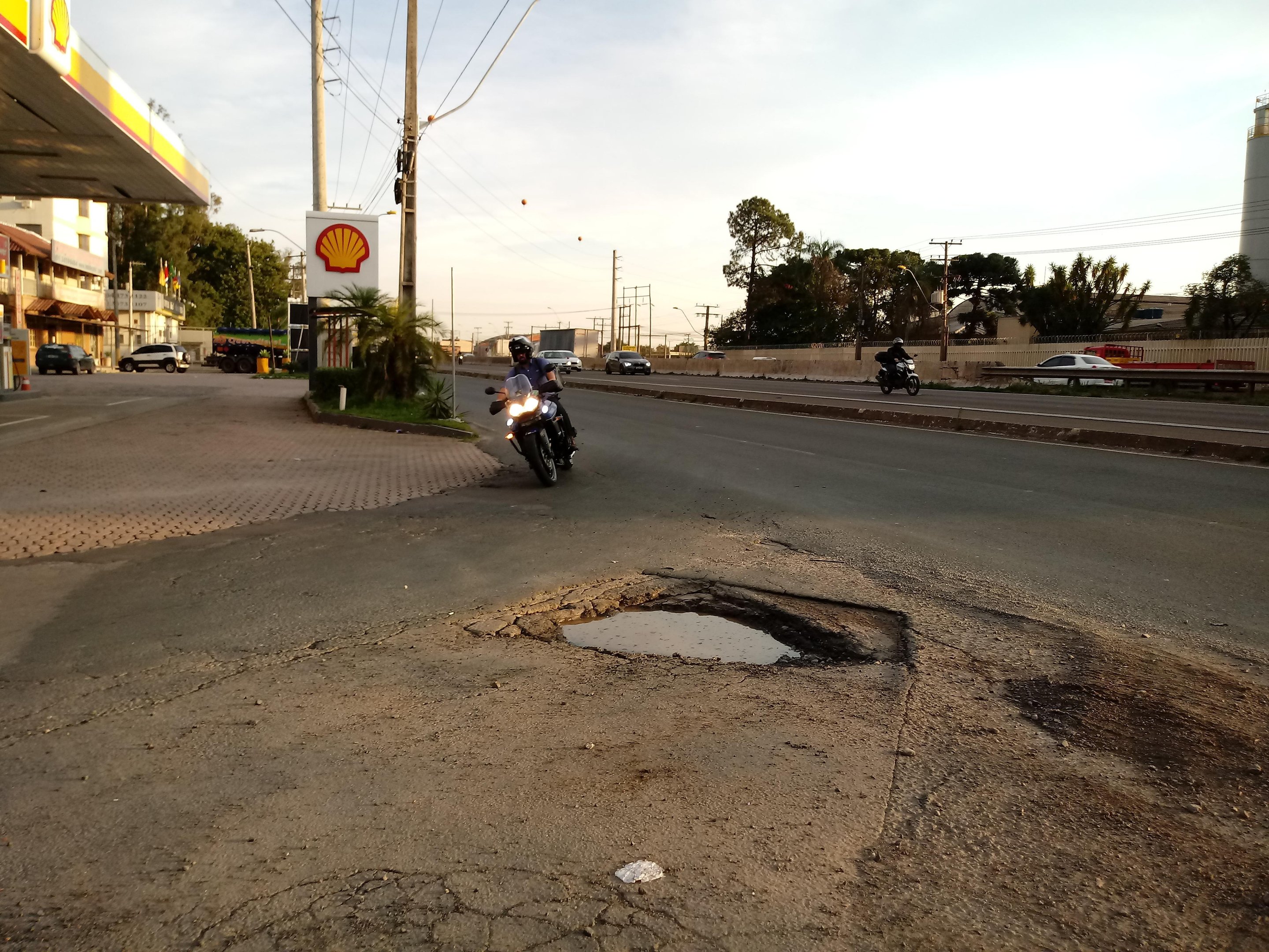 O buraco representa risco para motoristas que passam pelo local