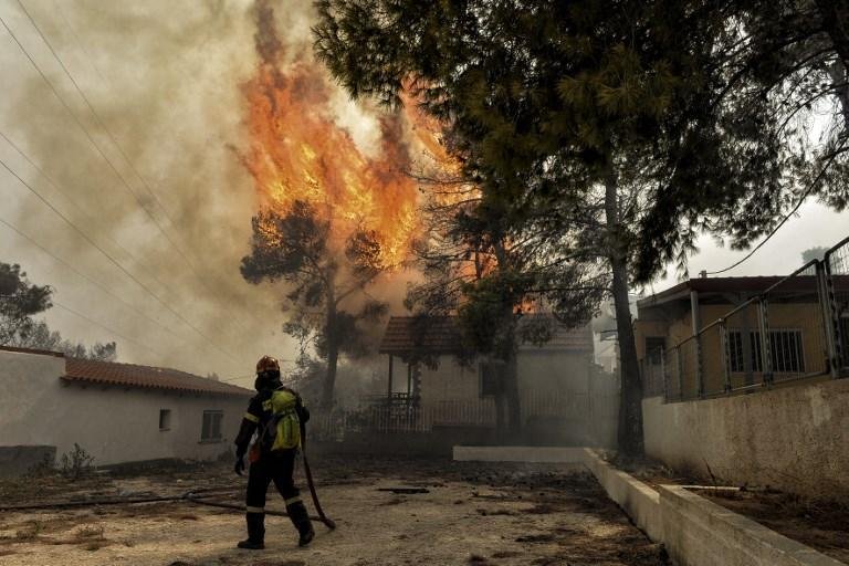 Vinte e seis corpos s&atilde;o encontrados carbonizados em casa na Gr&eacute;cia	