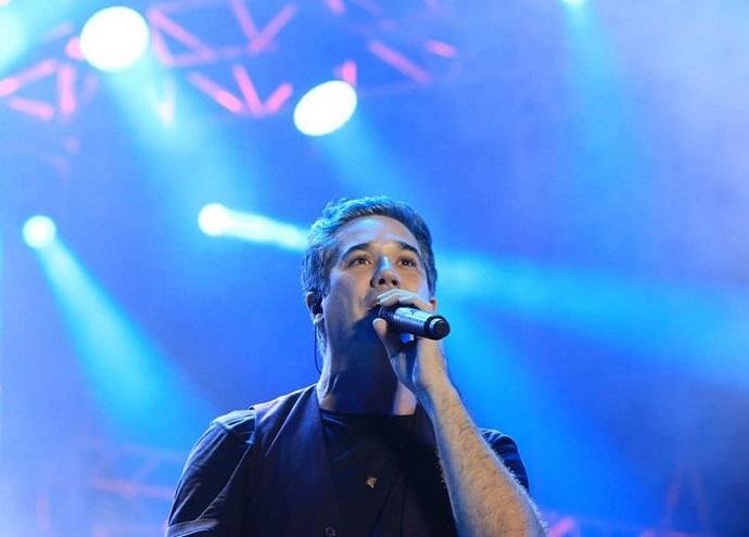 Rog&eacute;rio Flausino &eacute; condenado a pagar R$ 50 mil a dupla sertaneja por ofensa em show