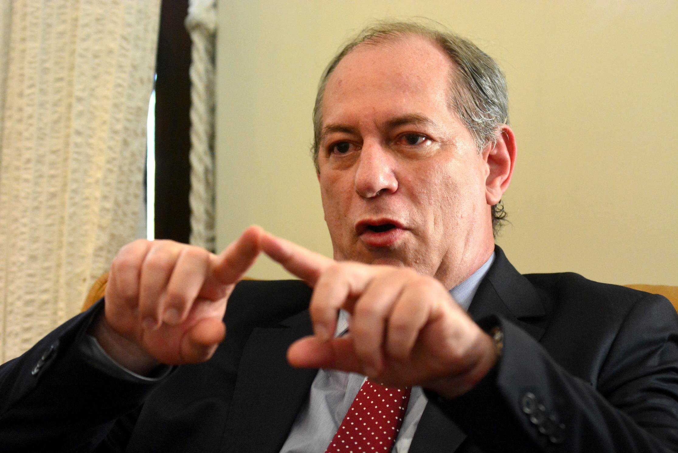 Candidato ao Planalto criticou PT por impor "presidente por procura&ccedil;&atilde;o"