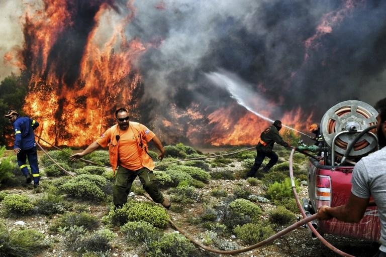 Bombeiros continuam luta contra as chamas na Gr&eacute;cia