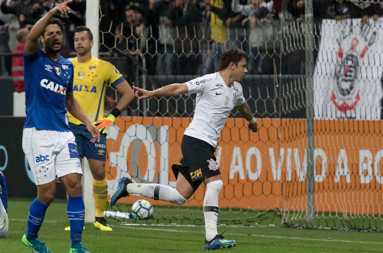 Paraguaio marcou os gols do 2 a 0 que aproximou paulistas da zona de Libertadores
