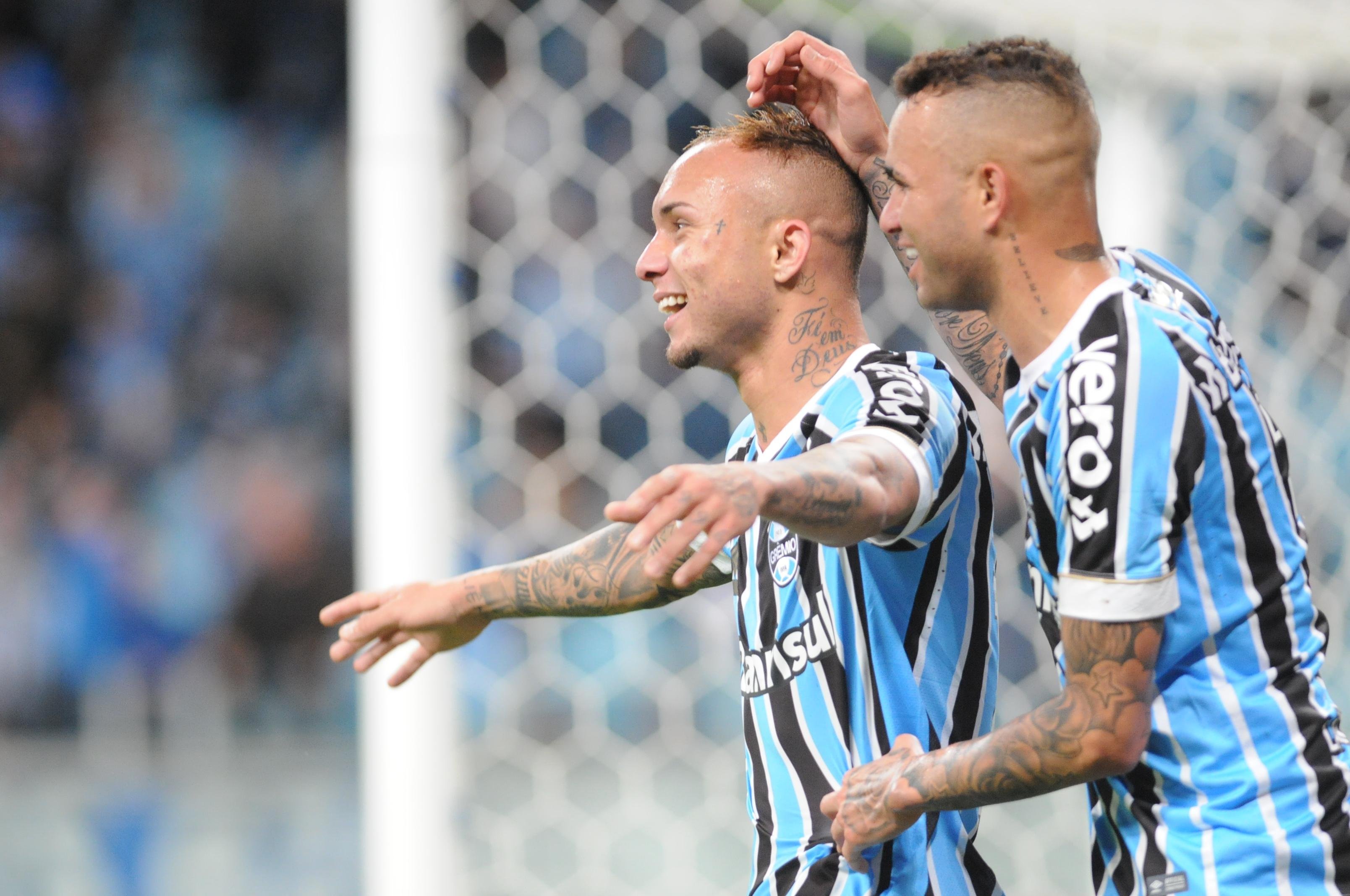 Tricolor fez primeiro tempo ruim, mas empatou antes do intervalo e confirmou o 2 a 1 