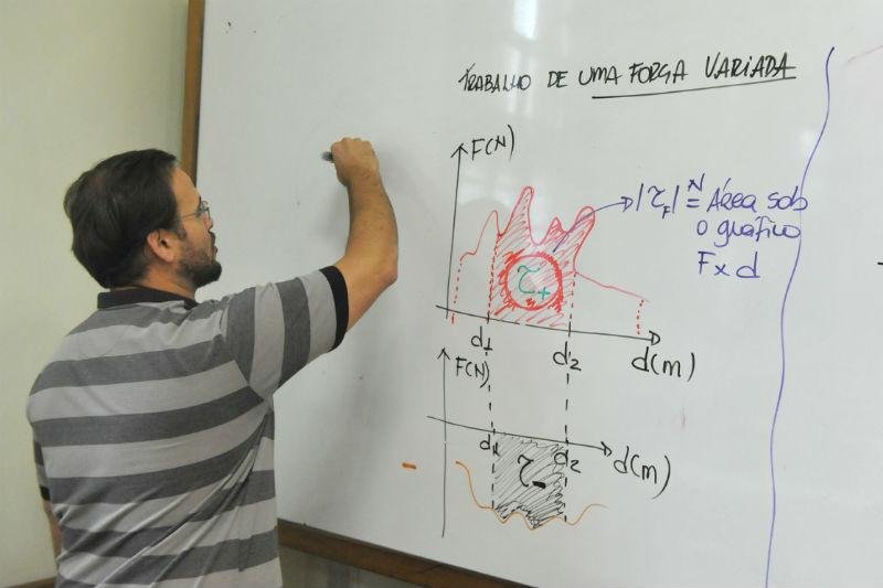 Carreira de professor n&atilde;o atrai jovens no Brasil 