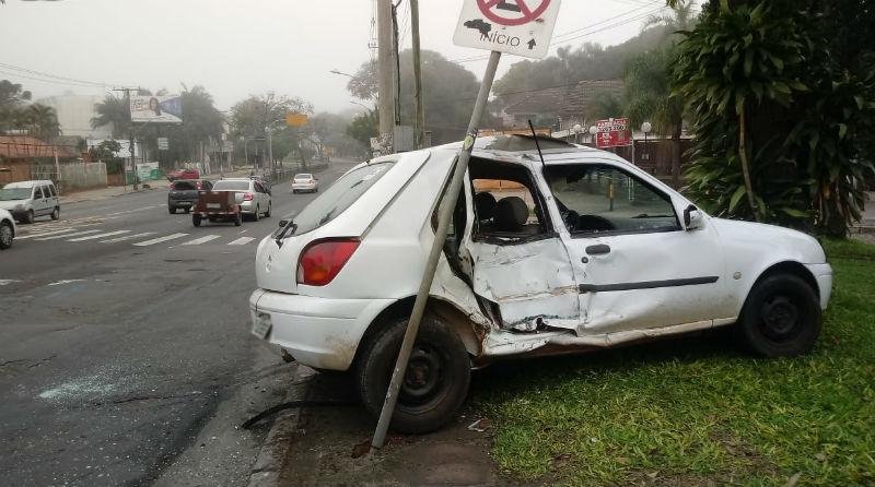Colis&atilde;o entre carro e &ocirc;nibus deixa quatro pessoas feridas em Porto Alegre 