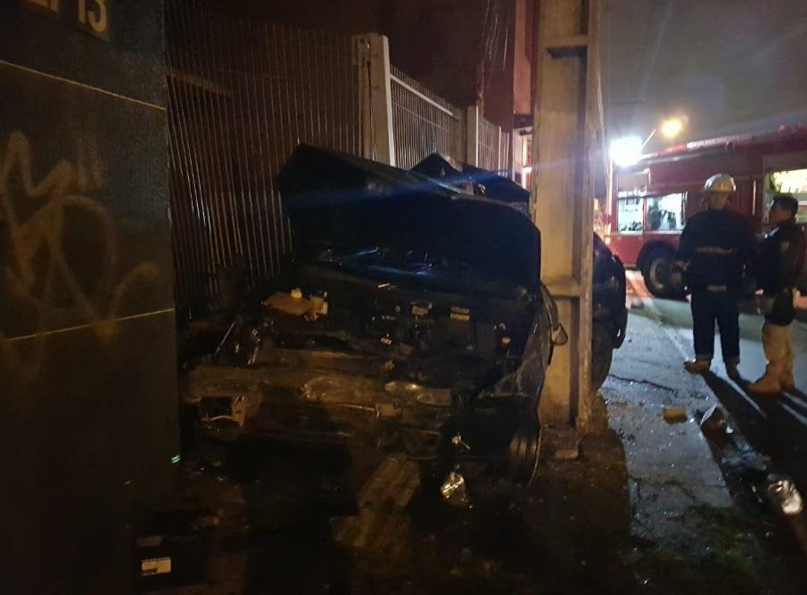 Motorista morre ao colidir contra poste em Canoas