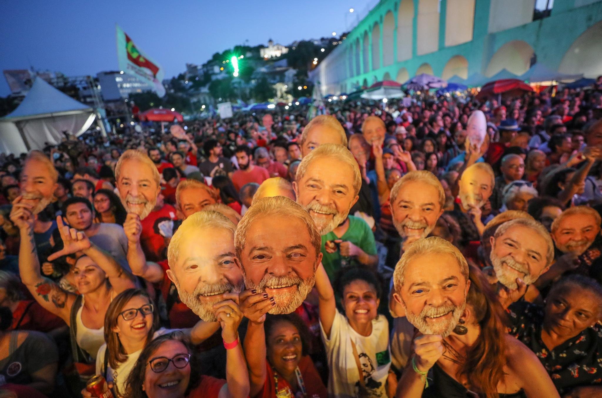 Evento em apoio a Lula na Lapa reuniu milhares de pessoas